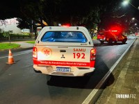 Mulher fica inconsciente após veículo colidir contra um poste na Av. JK em Foz do Iguaçu 