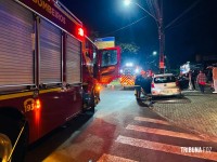 Mulher fica inconsciente após veículo colidir contra um poste na Av. JK em Foz do Iguaçu 
