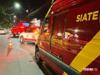 Mulher fica inconsciente após veículo colidir contra um poste na Av. JK em Foz do Iguaçu 