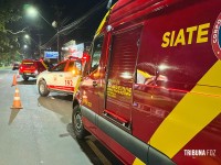 Mulher fica inconsciente após veículo colidir contra um poste na Av. JK em Foz do Iguaçu 