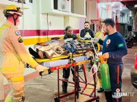 Mulher fica inconsciente após veículo colidir contra um poste na Av. JK em Foz do Iguaçu 