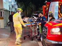 Mulher fica inconsciente após veículo colidir contra um poste na Av. JK em Foz do Iguaçu 
