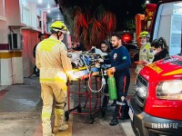 Mulher fica inconsciente após veículo colidir contra um poste na Av. JK em Foz do Iguaçu 