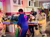 Mulher fica inconsciente após veículo colidir contra um poste na Av. JK em Foz do Iguaçu 