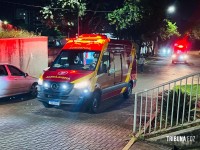 Mulher fica inconsciente após veículo colidir contra um poste na Av. JK em Foz do Iguaçu 