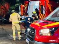 Mulher fica inconsciente após veículo colidir contra um poste na Av. JK em Foz do Iguaçu 