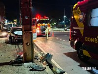 Mulher fica inconsciente após veículo colidir contra um poste na Av. JK em Foz do Iguaçu 