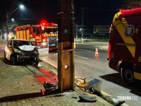 Mulher fica inconsciente após veículo colidir contra um poste na Av. JK em Foz do Iguaçu 