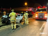 Mulher fica inconsciente após veículo colidir contra um poste na Av. JK em Foz do Iguaçu 