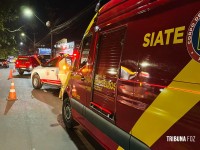 Mulher fica inconsciente após veículo colidir contra um poste na Av. JK em Foz do Iguaçu 