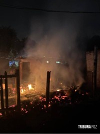 Incêndio destruiu uma casa no bairro Bicentenario em Puerto Iguazú, na Argentina