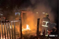 Incêndio destruiu uma casa no bairro Bicentenario em Puerto Iguazú, na Argentina
