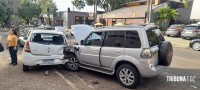 Condutora perde o controle do veículo e colide contra outros três veículos estacionados no centro de Foz do Iguaçu 