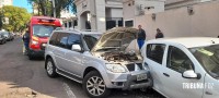 Condutora perde o controle do veículo e colide contra outros três veículos estacionados no centro de Foz do Iguaçu 