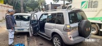 Condutora perde o controle do veículo e colide contra outros três veículos estacionados no centro de Foz do Iguaçu 