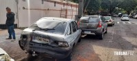 Condutora perde o controle do veículo e colide contra outros três veículos estacionados no centro de Foz do Iguaçu 