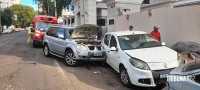 Condutora perde o controle do veículo e colide contra outros três veículos estacionados no centro de Foz do Iguaçu 