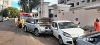 Condutora perde o controle do veículo e colide contra outros três veículos estacionados no centro de Foz do Iguaçu 