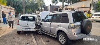 Condutora perde o controle do veículo e colide contra outros três veículos estacionados no centro de Foz do Iguaçu 