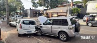 Condutora perde o controle do veículo e colide contra outros três veículos estacionados no centro de Foz do Iguaçu 