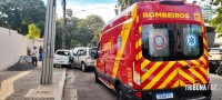 Condutora perde o controle do veículo e colide contra outros três veículos estacionados no centro de Foz do Iguaçu 