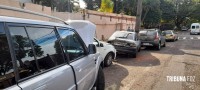 Condutora perde o controle do veículo e colide contra outros três veículos estacionados no centro de Foz do Iguaçu 