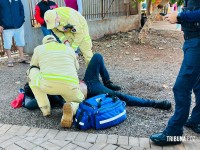 Homem é esfaqueado no peito e socorrido pelo Siate em estado grave no Conjunto Sol de Maio, em Foz do Iguaçu