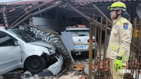 Condutora dorme ao volante e colide veículo no muro de uma residência no Portal da Foz