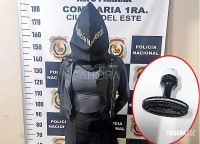 Jovem brasileira é presa após ser flagrada por câmeras roubando carimbo de tabelião em Ciudad Del Este