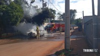 Carro é consumido pelo fogo no Bairro Porto Meira