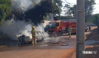 Carro é consumido pelo fogo no Bairro Porto Meira