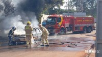 Carro é consumido pelo fogo no Bairro Porto Meira