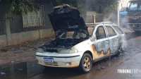 Carro é consumido pelo fogo no Bairro Porto Meira