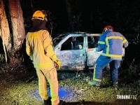 Duas pessoas morrem carbonizadas após veículo colidir contra uma arvore em Santa Terezinha de Itaipu