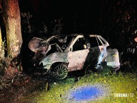 Duas pessoas morrem carbonizadas após veículo colidir contra uma arvore em Santa Terezinha de Itaipu