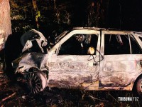 Duas pessoas morrem carbonizadas após veículo colidir contra uma arvore em Santa Terezinha de Itaipu