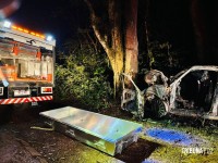 Duas pessoas morrem carbonizadas após veículo colidir contra uma arvore em Santa Terezinha de Itaipu