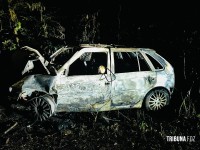 Duas pessoas morrem carbonizadas após veículo colidir contra uma arvore em Santa Terezinha de Itaipu