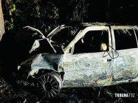 Duas pessoas morrem carbonizadas após veículo colidir contra uma arvore em Santa Terezinha de Itaipu