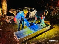 Duas pessoas morrem carbonizadas após veículo colidir contra uma arvore em Santa Terezinha de Itaipu