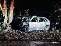 Duas pessoas morrem carbonizadas após veículo colidir contra uma arvore em Santa Terezinha de Itaipu