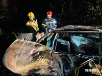 Duas pessoas morrem carbonizadas após veículo colidir contra uma arvore em Santa Terezinha de Itaipu