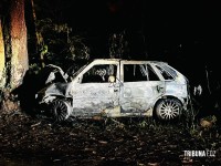 Duas pessoas morrem carbonizadas após veículo colidir contra uma arvore em Santa Terezinha de Itaipu