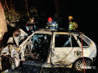 Duas pessoas morrem carbonizadas após veículo colidir contra uma arvore em Santa Terezinha de Itaipu