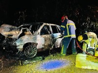 Duas pessoas morrem carbonizadas após veículo colidir contra uma arvore em Santa Terezinha de Itaipu