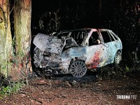 Duas pessoas morrem carbonizadas após veículo colidir contra uma arvore em Santa Terezinha de Itaipu