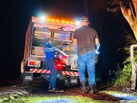 Duas pessoas morrem carbonizadas após veículo colidir contra uma arvore em Santa Terezinha de Itaipu