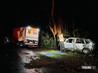 Duas pessoas morrem carbonizadas após veículo colidir contra uma arvore em Santa Terezinha de Itaipu