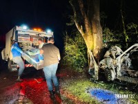 Duas pessoas morrem carbonizadas após veículo colidir contra uma arvore em Santa Terezinha de Itaipu