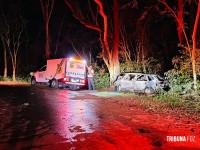 Duas pessoas morrem carbonizadas após veículo colidir contra uma arvore em Santa Terezinha de Itaipu